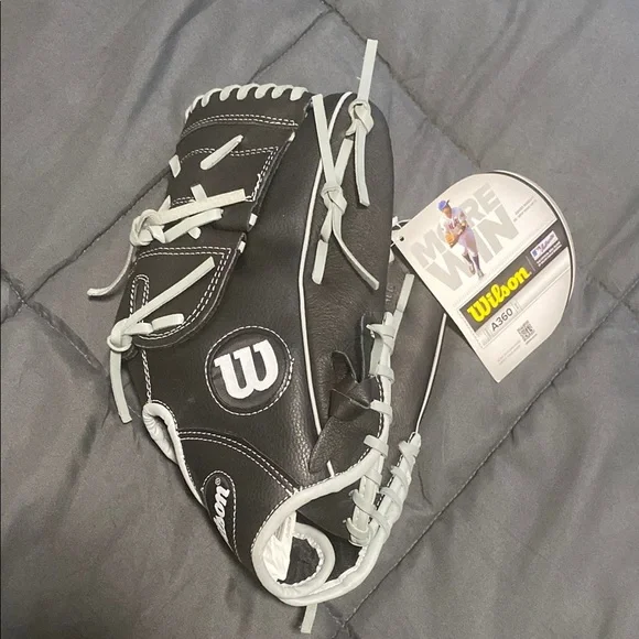 NWT Wilson A360 Youth Black Baseball Glove - Picture 2 of 8